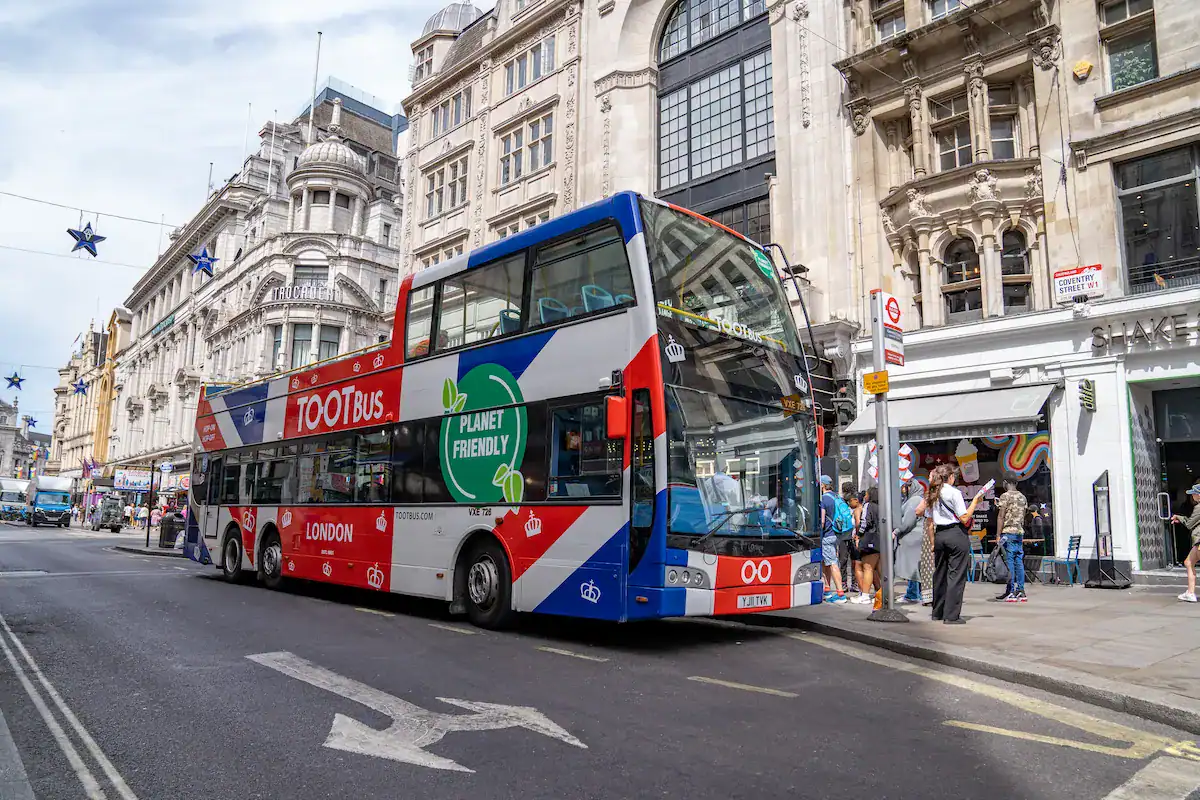 Autocarro de dois andares Tootbus em Londres